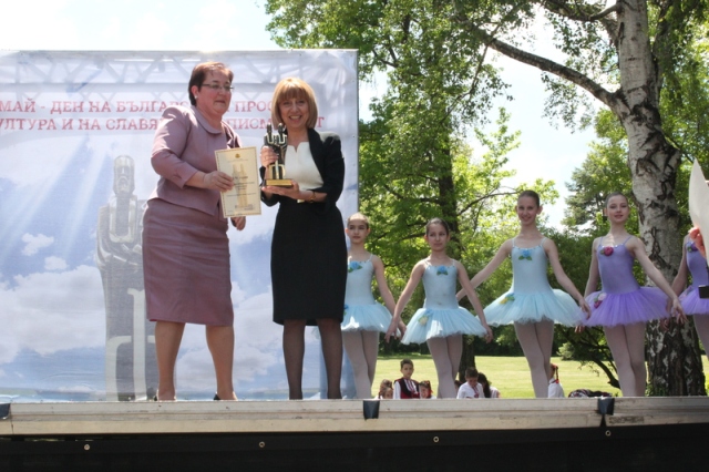 На снимката нашият директор - г-жа Добринка Райкова, получава наградата от министъра на образованието проф. Анелия Клисарова. Снимка:  http://www.mon.bg/